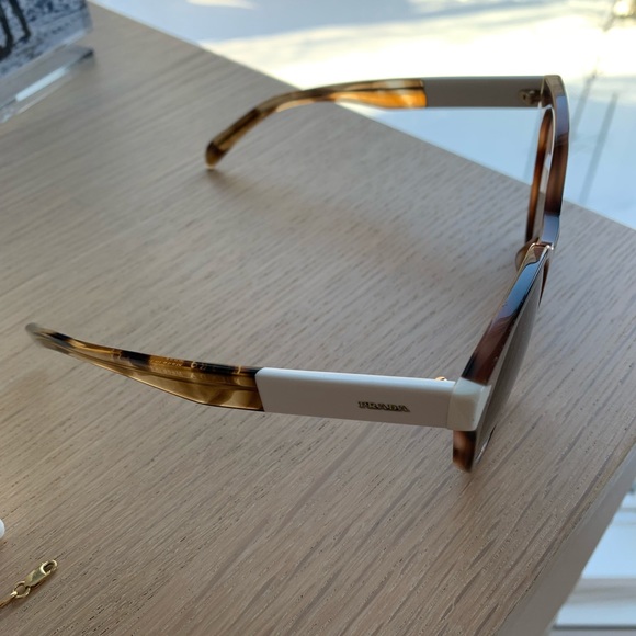 Prada - Picture 3 of 3